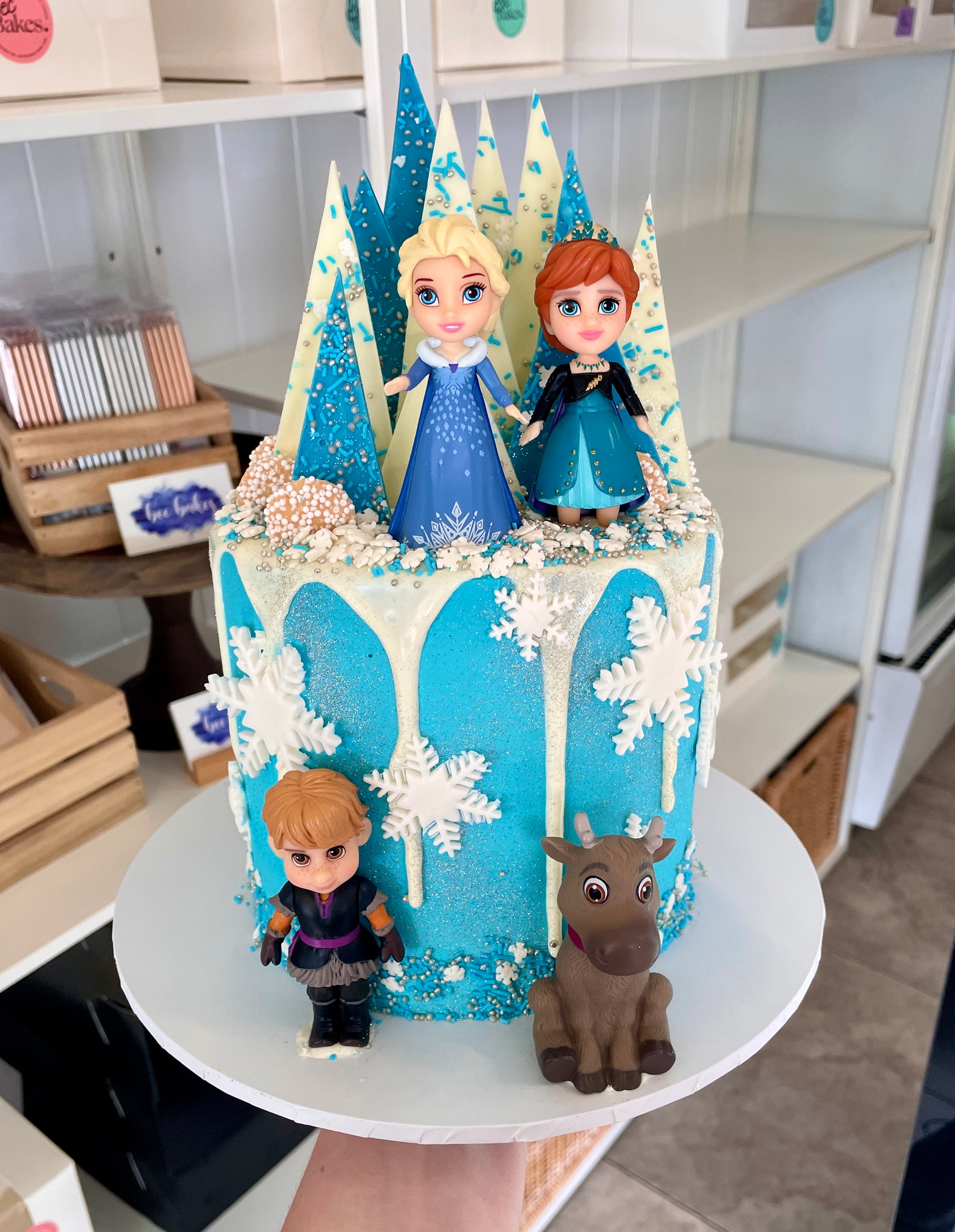 Frozen Elsa and Anna Cake | Frozen birthday cake, Frozen birthday party cake,  Elsa birthday cake
